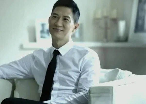 影帝梁家辉的妻子发福变胖，依然不离不弃，背后是什么原因？