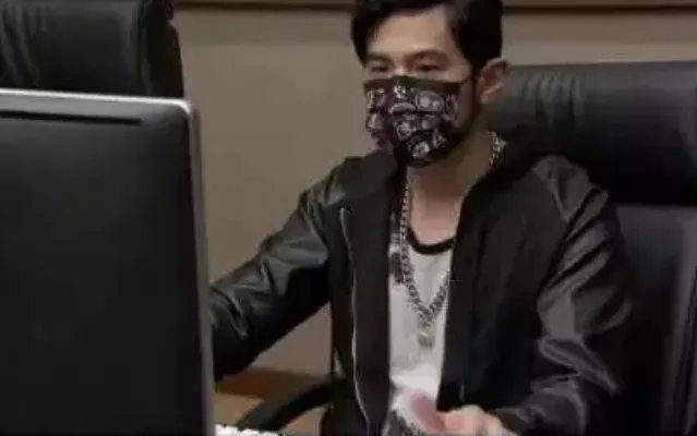 周杰伦直播“英雄联盟”比赛 水平实在是……