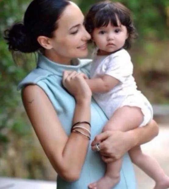 吴彦祖女儿五官精致颜值高,她被指长相好似芭比娃娃,你赞同吗?