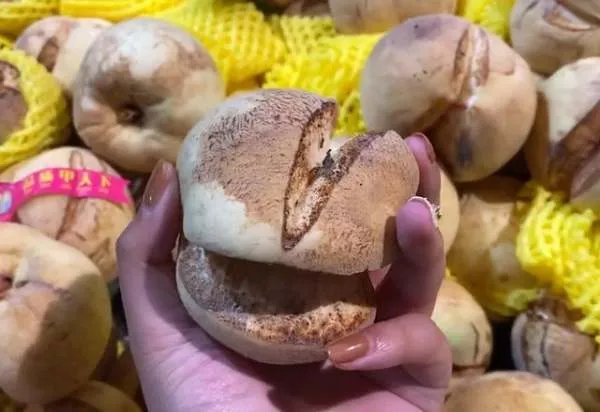 郑州一女子超市买“爆炸桃”被妈妈嫌弃，这种桃子为何能走红市场？