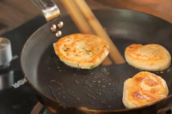 葱油饼的家常做法 葱油饼怎么做