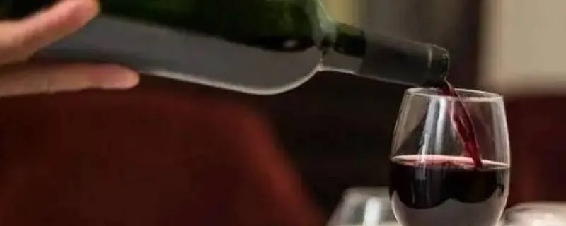 倒红酒的正确方法