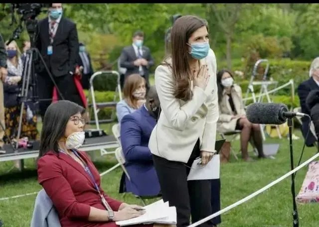 你对亚裔记者遭特朗普针对“死多少你得问中国”行为如何评价？