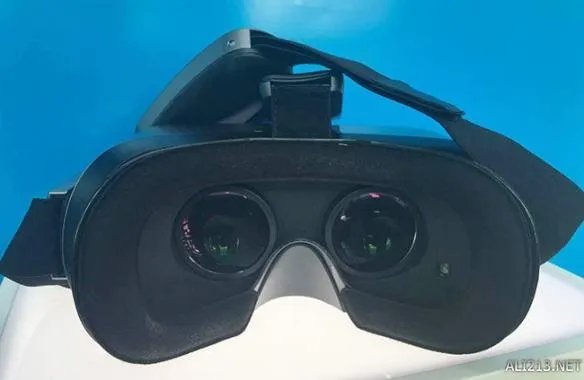 微鲸发布首款VR一体机!独享《中国新歌声》VR视频