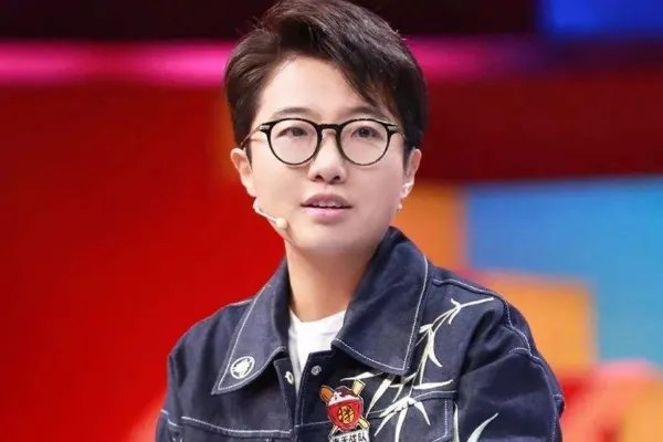 奇葩说里面的邱晨她是香港人吗？