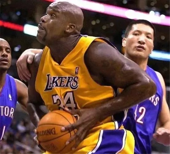 当年奥尼尔被巴特尔单手拽倒在地,两个人为什么没有起冲突?