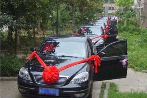 组团拦婚车十几次讨要红包，这些老人的做法应如何对待？