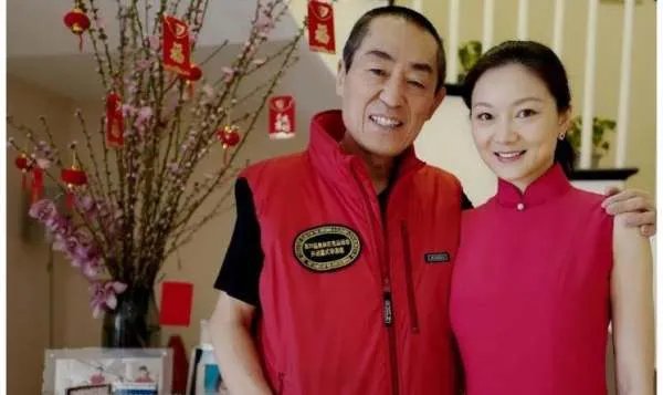 张艺谋的妻女去探班，陈婷打扮的很年轻，你羡慕张艺谋夫妻两人的爱情吗