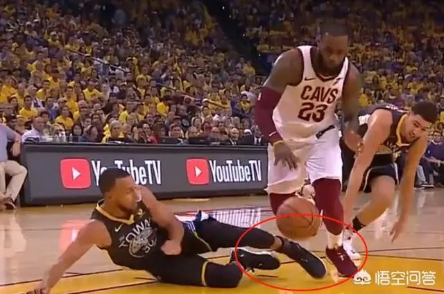 总决赛G2,明明是库里阻挡詹姆斯犯规，为什么裁判给了泰伦卢技术犯规？