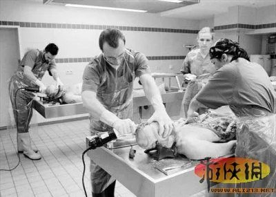 实拍法医解剖室解剖尸体的真实场面 恐怖震撼