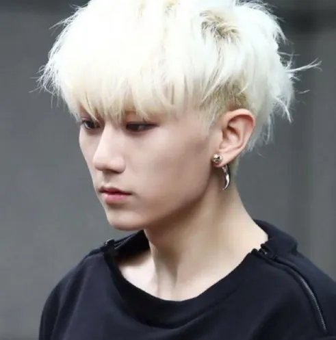 张贤胜整容前照片曝光 削骨后变化太惊人