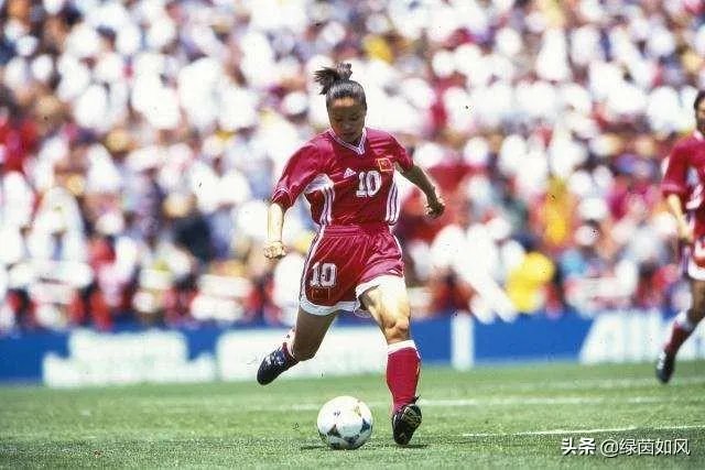 支付宝赞助中国女足发布会上，站在女足队员中间的蓝衣女士是谁？为什么可以站在C位？