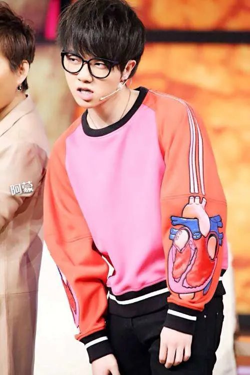 何老师和华晨宇撞衫的那件枚红色衣服的品牌是啥