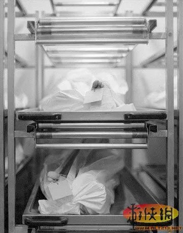 实拍法医解剖室解剖尸体的真实场面 恐怖震撼