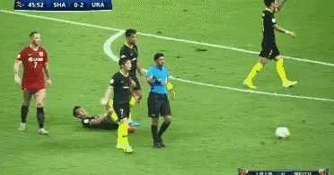 亚冠上港2-2浦和红宝石，日本的第一个进球是颜骏凌的锅还是犯规？哈桑执法公平吗？