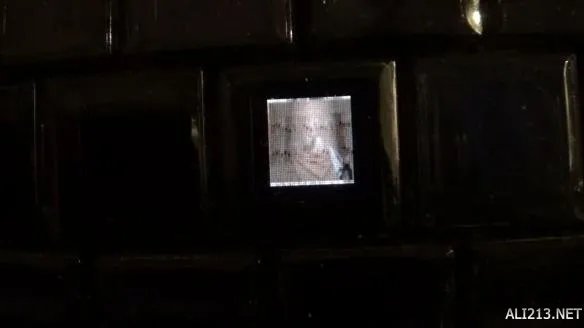 厉害了我的哥！大神用键帽当显示器玩《Doom 2》 