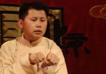 何云伟发长文示好郭德纲，如果再回德云社，郭德纲喊他徒弟还是师弟？