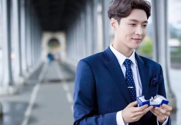 将要重蹈周立波覆辙时，黄渤如何拉张艺兴一把？